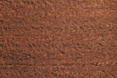 Kahverengi verimli tarım arazisinin üst görüntüsü, insansız hava aracı pov 'undan havadan çekilmiş.