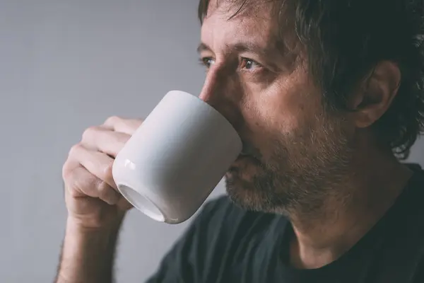 Niepokojący Mężczyzna Pijący Poranną Kawę Białego Kubka Wybiórcze Skupienie — Zdjęcie stockowe