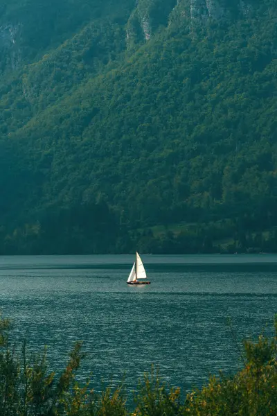 Sailing Boat Lake Bohinj Slovenia Unrecognizable People Enjoying Water Activity — Stock Photo, Image