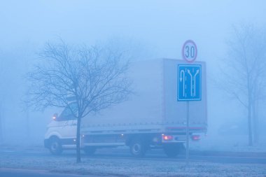 Siste trafik, yol işaretleri ve otoyoldaki kamyon, seçici odaklanma