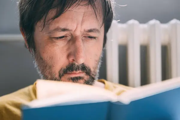Dorosły Mężczyzna Rasy Kaukaskiej Brodą Czytający Rano Niebieską Twardą Książkę — Zdjęcie stockowe