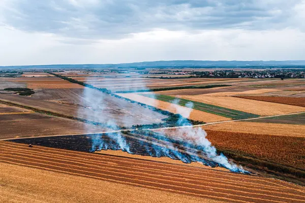 Die Verbrennung Von Weizenfeld Stoppeln Nach Der Getreideernte Ist Eine lizenzfreie Stockfotos