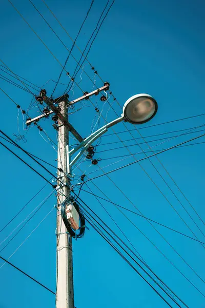 Straßenlaterne Mit Strommast Und Chaotischen Elektrischen Leitungen Niedriger Blickwinkel — Stockfoto