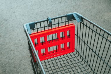 Süpermarkette boş alışveriş arabası. Tüketim, alışveriş çılgınlığı ve mevsimsel indirim kavramı. Seçici odak.