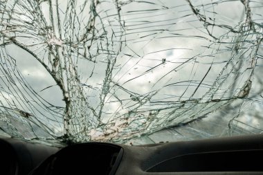 Kırık cam dokusu, trafik kazasından sonra araba ön camı kırık cam malzeme arka planı, seçici odaklanma.