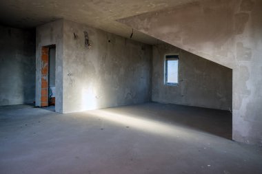 İnşaat, mimari ve iç dizayn altyapısı olan çatı katı dairesi seçici odak