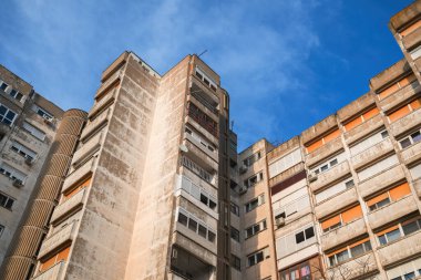 Mimari gaddarlık, inşaat malzemeleri ve beton yapısal elementlerle minimalist yapılar, düşük açı.