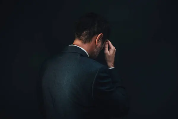 Tylny Widok Smutnego Przygnębionego Biznesmena Tyłu — Zdjęcie stockowe