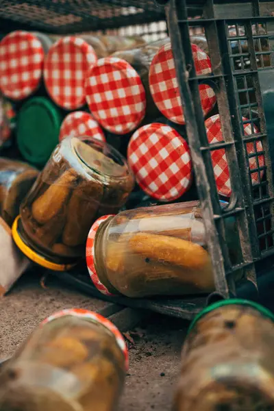 Abgelaufene Hausgemachte Eingelegte Gurken Glas Weggeworfen Selektiver Fokus — Stockfoto