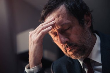 İş sorunları, bitkin işadamı projenin son teslim tarihi ve seçici odaklanma sorunu