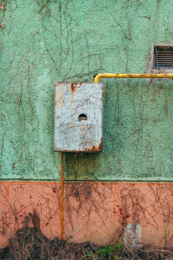 Evin dış duvarında eski kullanılmış gaz sayacı, kopyalama alanı dahil