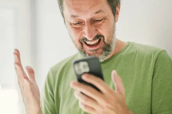 Happy Man Ontvangen Bevredigend Sms Bericht Mobiele Smartphone Selectieve Focus Rechtenvrije Stockfoto's