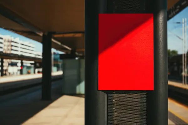 Κόκκινη Παραλλαγή Πινακίδας Πληροφοριών Στο Σιδηροδρομικό Σταθμό Επιλεκτική Εστίαση Εικόνα Αρχείου