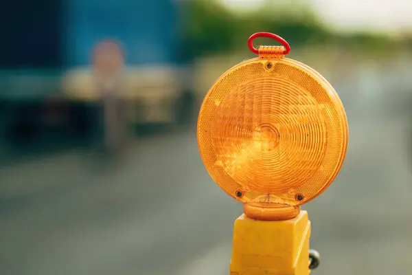 道路维修期间的交通灯示警灯 有选择的重点 免版税图库图片