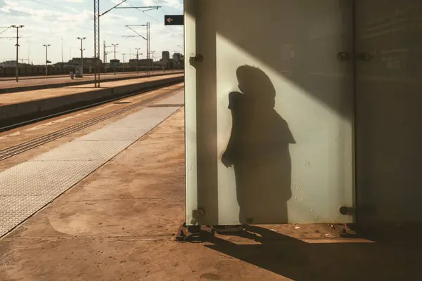 駅のガラスの壁に認識できない人間の影 選択的な焦点 ストック画像