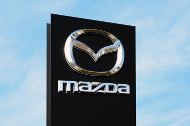 Novi Sad, Sırbistan - 23 Nisan 2024: Mazda otomobil galerisi tabelası mavi gökyüzüne karşı. Mazda, Japonya 'dan otomotiv üreticisi..