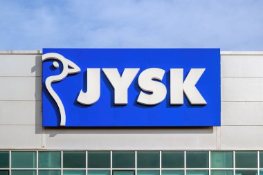 Novi Sad, Sırbistan - 23 Nisan 2024: Jysk mağaza logosu. Jysk, ev eşyaları, mobilyalar ve iç dekorasyon satarak 51 ülkede faaliyet gösteren en büyük Danimarkalı perakendecidir.