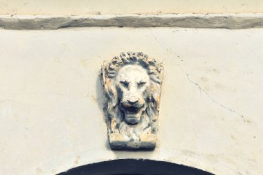 Aslan başlı beton döküm süslemesi bina girişinin üzerinde