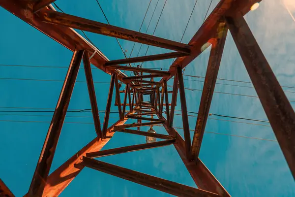 Eski Yıpranmış Elektrik Direği Şanzıman Kulesi Düşük Açı — Stok fotoğraf