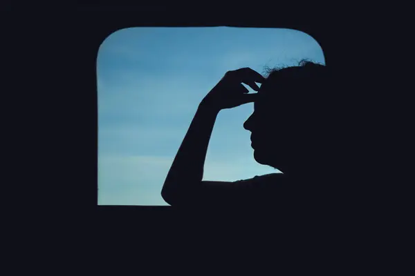 Silhouet Van Volwassen Vrouw Bij Het Raam Van Trein Bezorgde Stockfoto