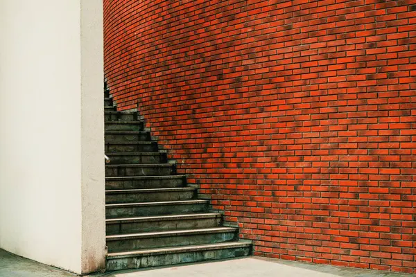 Городская Лестница Современным Рисунком Кирпичной Стены Избирательный Фокус Стоковая Картинка