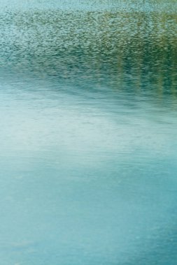 Sükunet göl yüzeyinde dalgalar ve yansımalar soyut doğal arkaplan olarak görülür.