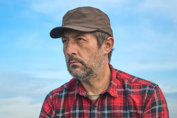 Retrato Agricultor Masculino Serio Confiado Con Gorra Marrón Camisa Roja Fotos De Stock