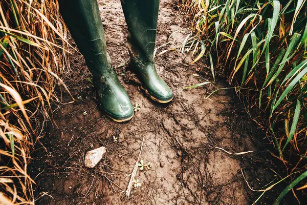Çamurlu Toprakta Kirli Lastik Çizmeler Yağmurdan Sonra Tarlada Dikilen Çiftçi Stok Resim