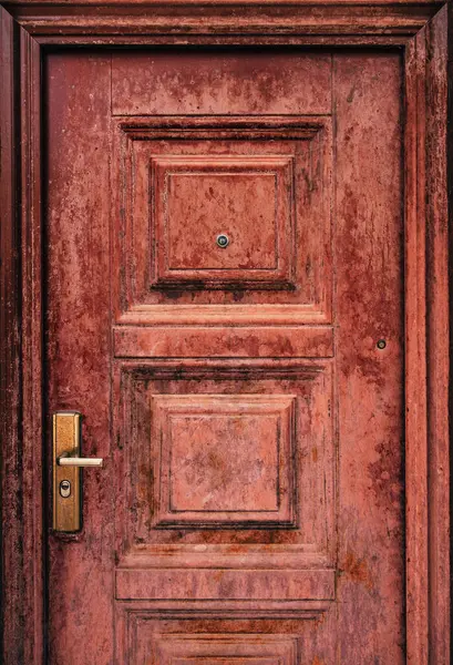 Hasarlı Kapı Kolu Dikey Görüntüsü Olan Eskimiş Bir Daire - Stok İmaj