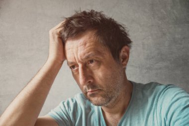 Düşünceli, olgun, beyaz bir adamın portresi, seçici bir odaklanma.