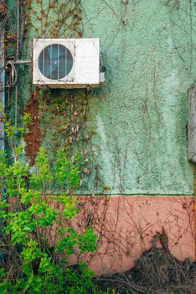 Gamle Brugte Klimaanlæg Ekstern Enhed Monteret Husets Udvendige Væg Kopi Stock-billede