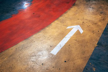 Yer altındaki garajda yaya yolunda yön oku. Alman bayrağı, seçici odak noktası.