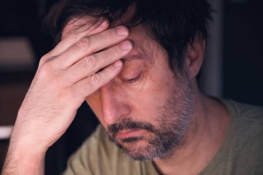 Konsepti yeniden düşünmek, bir adamın bir planı ya da fikri değiştirmek ve geliştirmek için tekrar düşünmesi, seçici odaklanma.