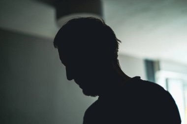 Sosyal yabancılaşma kavramı, kendini yabancılaştırma silueti karanlık odada, seçici odaklanma