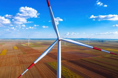 Rüzgâr türbinlerinin kıyı rüzgâr çiftliğindeki hava manzarası, yüksek açı manzarası.