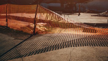 İnşaat alanında turuncu bariyer örgüsü, seçici odak