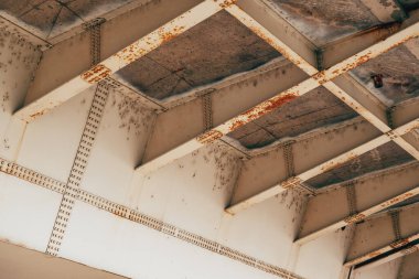 Metalik köprü alt kısmı, düşük açı. Aşınmış yapı bakım için hazır..