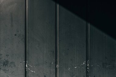 Arka plan olarak eski bir sanayi binasının metalik cephesi