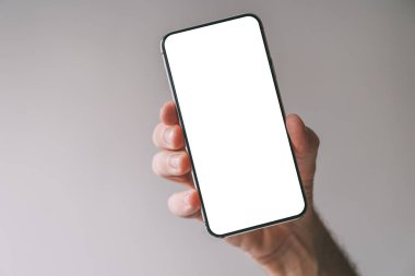 Dikey olarak tutulan akıllı telefon, erkek elinde boş beyaz model ekran, seçici odak