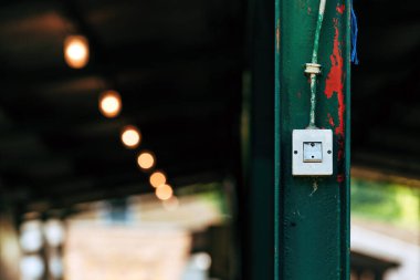 Tarım çiftliğinde açık hava elektrik şalteri, seçici odak