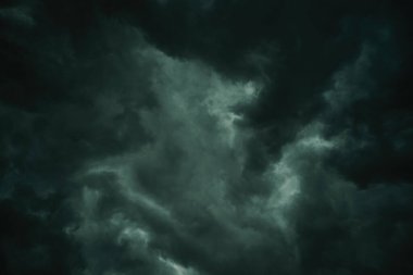 Fırtınalı bir gökyüzü Yazın koyu bulutlu, alçak açılı