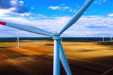 Rüzgâr türbinlerinin kıyı rüzgâr çiftliğindeki hava manzarası, yüksek açı manzarası.