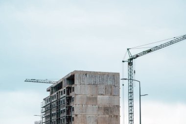 Prefabrik konut şantiyesi. Eski vinç, seçici odaklı.