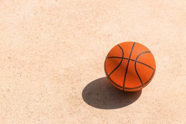 Yazın açık hava sahasının beton yüzeyinde basketbol topu kullanıldı.