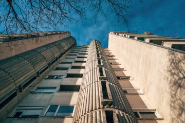 1980 'lerde eski Yugoslavya' da vahşice inşa edilmiş yüksek konutlu gökdelen binasının düşük açılı görüntüsü, seçici odaklanma