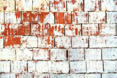 Beyaz renklerle boyanmış kil termal bloklardan yapılmış eski duvar arka plan olarak yüzeyi soyuyor.