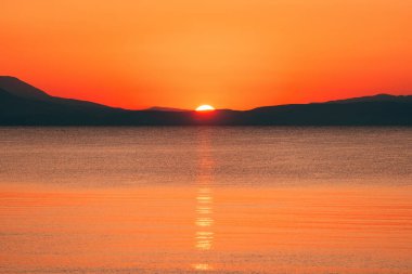 Yunanistan 'da Ege Denizi manzarası üzerinde güzel bir gün doğumu, seçici bir odak noktası