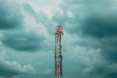 Cep telefonu sinyal yineleyici kule bulutlu gökyüzüne karşı, seçici odak