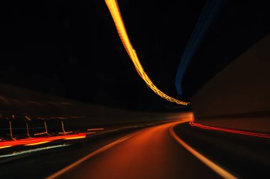 Otoyol tünelinde araba sürerken çekilen uzun pozlama fotoğrafı soyut bir arkaplan.