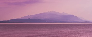 Pangaion tepeleri yaz sabahı Ege Körfezi 'nin üzerindeki Strymonian körfezi üzerinde seçici bir odak noktası.